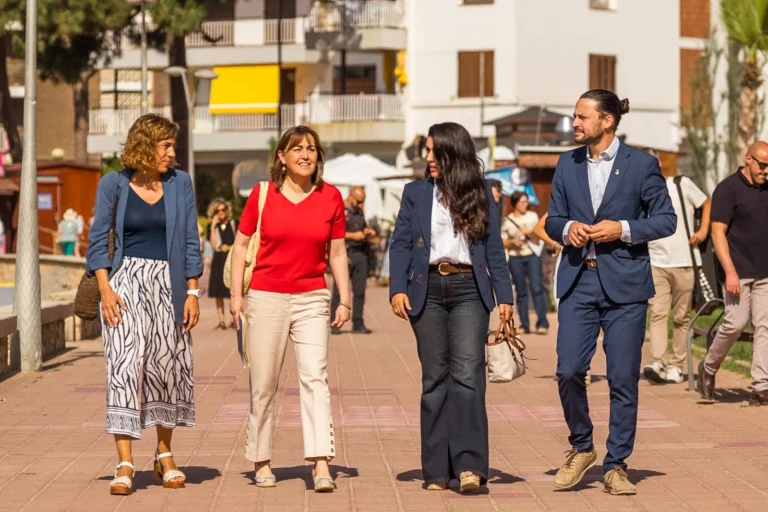 La consellera Silvia Paneque en la seva visita a la Platja de Felnals