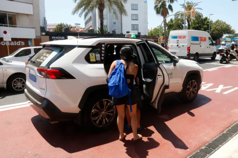 Una noia entrant a un taxi (ACN)