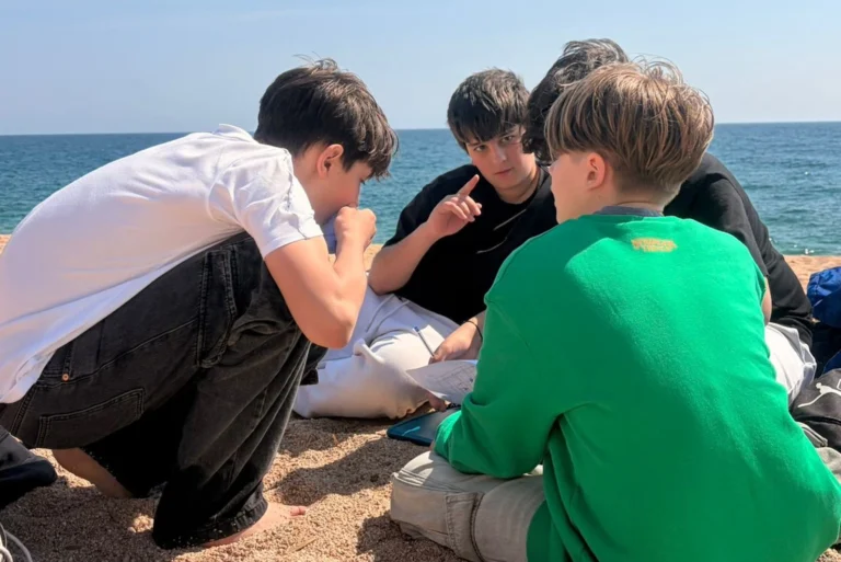 alumnes coll i rodes fent el projecte observadors mar a la platja