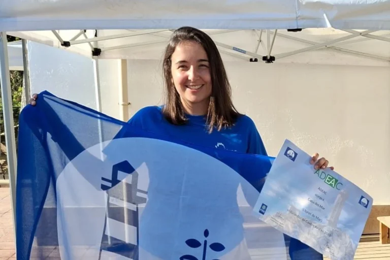 Una representant de Xatrac, amb la bandera de Centre Blau (Xatrac)