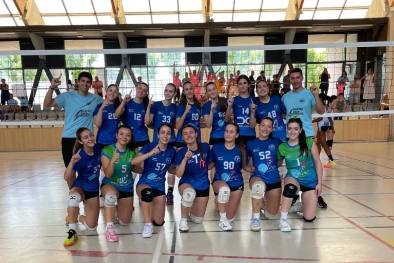 El juvenil celebrant l'ascens (Club Vòlei Lloret)