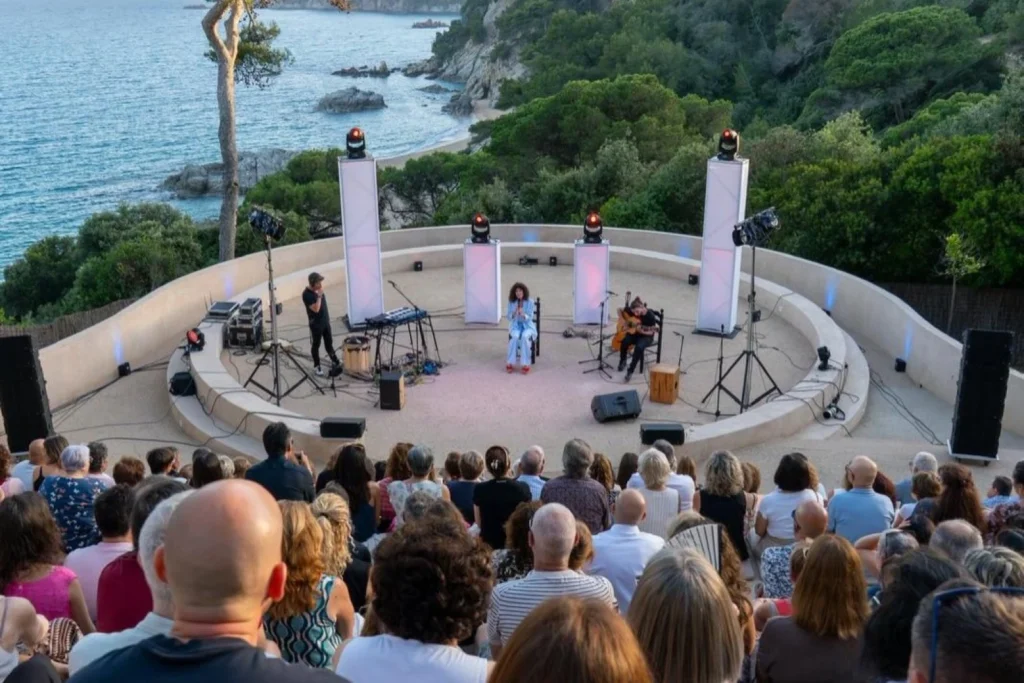 Un concert d'Elena Gadel a l'amfiteatre dels Jardins de Santa Clotilde (Ajuntament de Lloret de Mar)
