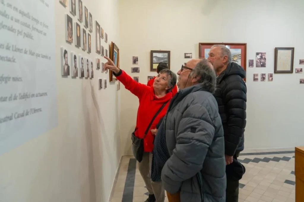 Un moment de la inauguració de la mostra (Ajuntament de Lloret de Mar)