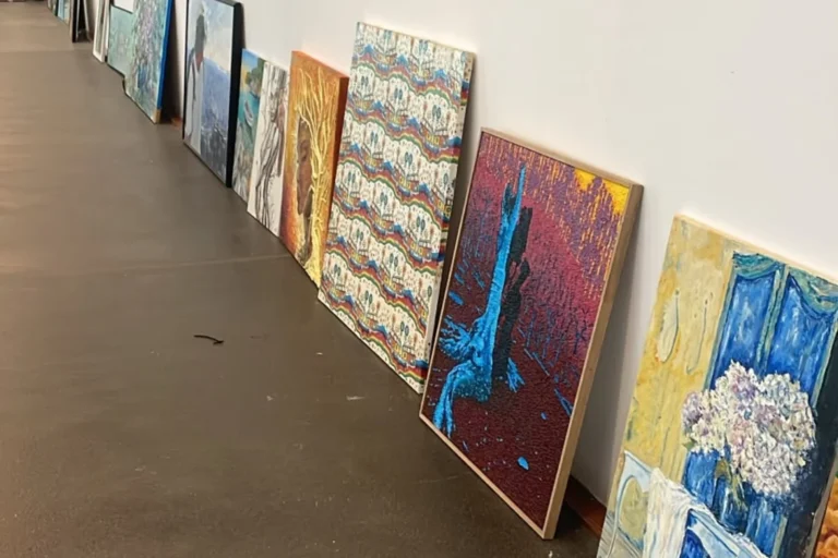 Preparant l'exposició col·lectiva de pintors de Lloret