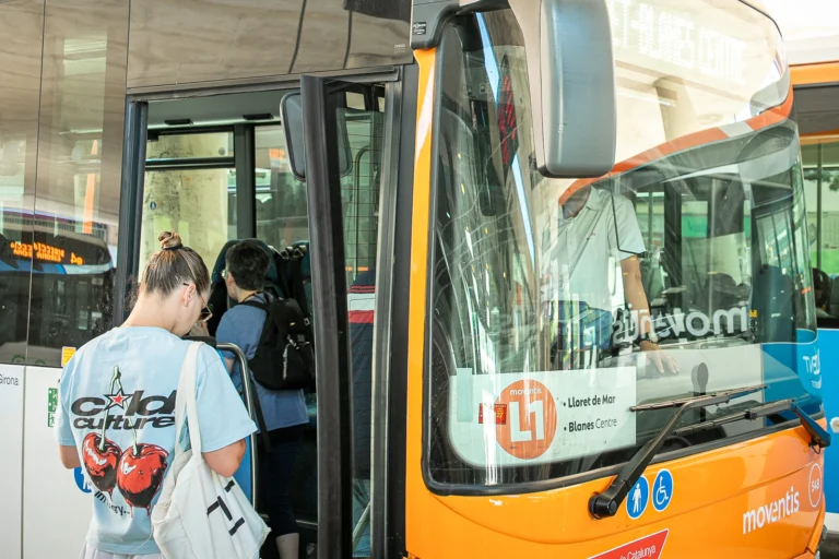 joves pujant al bus a Lloret