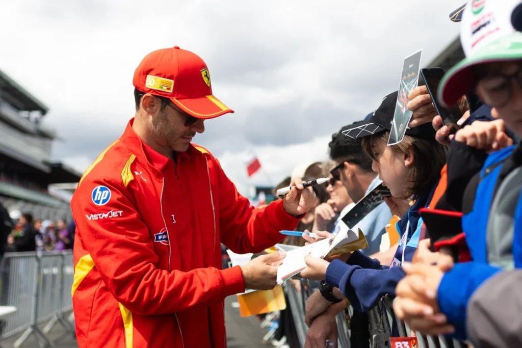 Miguel Molina signant autògrafs a les 24 Hores de Le Mans