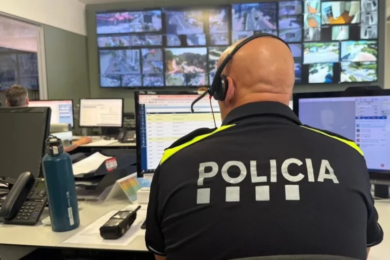 Un agent de la Policia Local treballant a la caserna (3Cat)