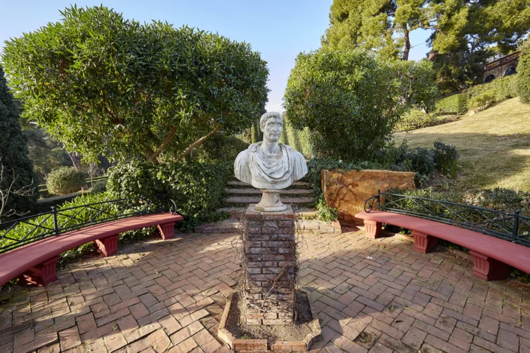 una de les escultures dels jardins