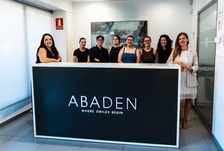 La clínica Abaden celebra el seu 25è aniversari amb un brindis al carrer Sant Josep