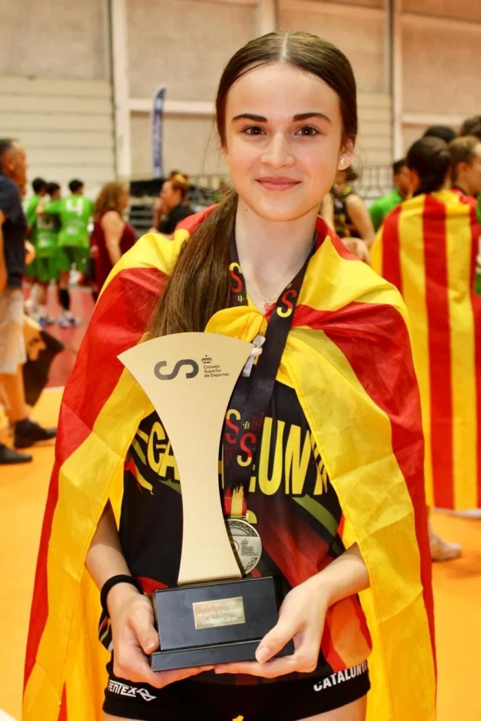 Aina Tuzon amb la copa