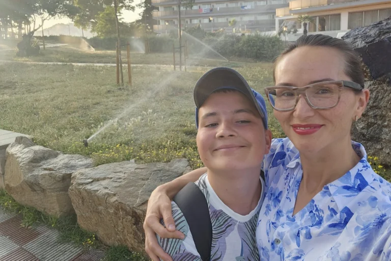 Aysina Akhmedieva amb el seu fill