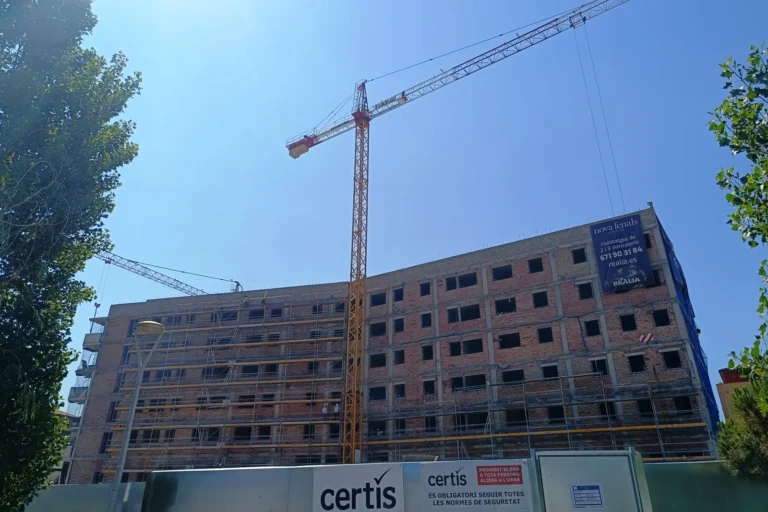Construcció d'un edifici a Santa Clotilde