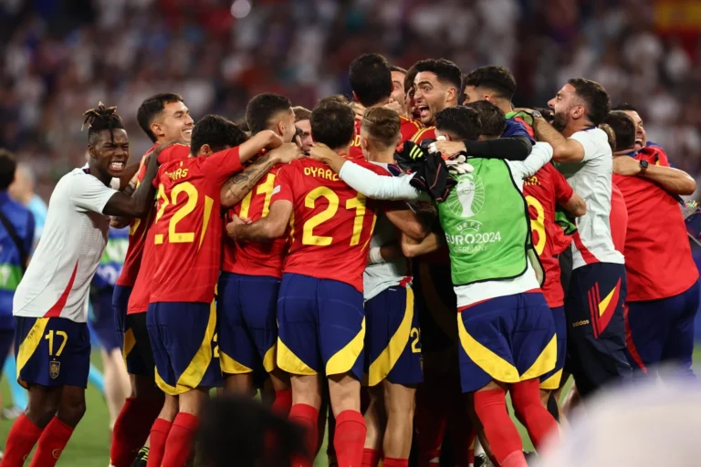 La Selecció Espanyola celebrant la clasificación a la gran final (Anna Szilagy - EFE)