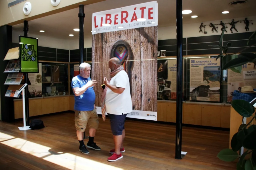 Josep Valls i Xavi Orri visitant l'exposició (ACN)