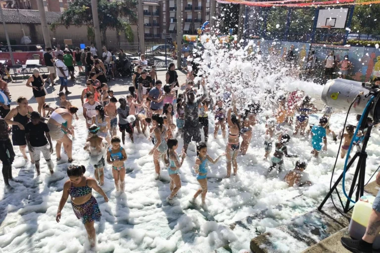 La festa de l'escuma és una de les activitats estrella (Comissió de festes de Can Carbó i Mas Baell)