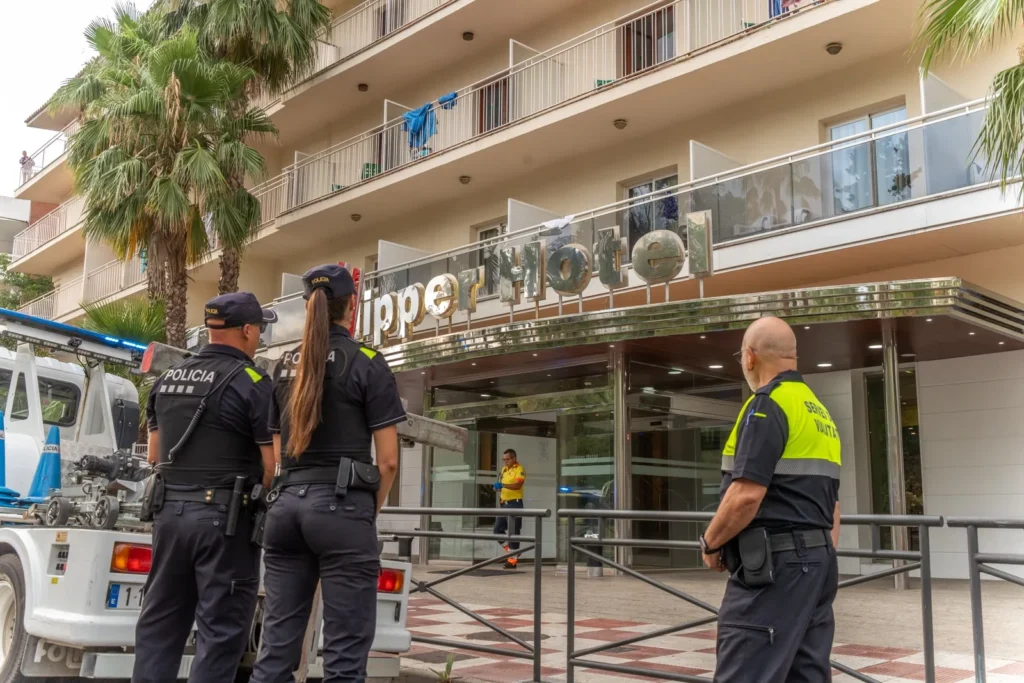 Agents de seguretat davant de l'Hotel Clipper