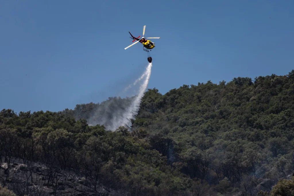 Un helicòpter treballant en l'extinció de l'incendi (ACN)