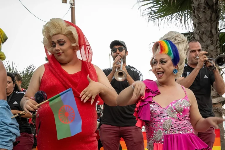 Leu Mor, Miss Travesti Costa Brava, amb Pupi Poisson, presentadora de la gala (PLURALS)