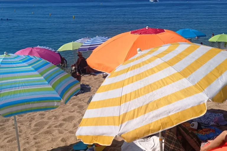 Para-sols a la platja de Lloret