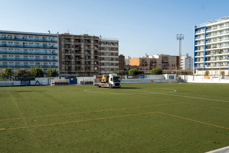 L’Ajuntament renova la gespa del Camp Municipal d’Esports després de nou anys