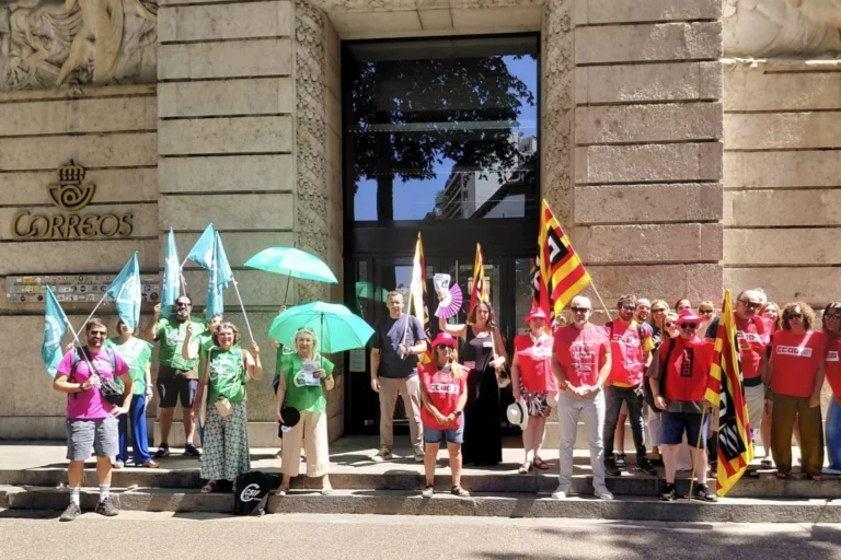 Treballadors de Correus manifestant-se davant la seu principal de Girona (CCOO)