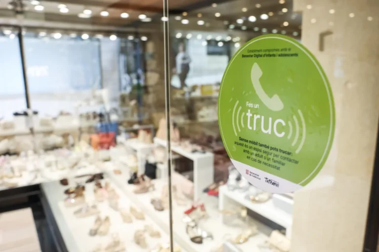 L'adhesiu en un dels comerços adherits