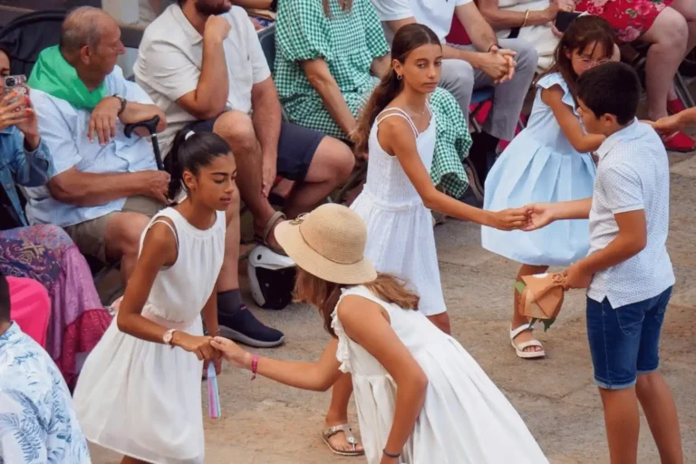 La Confraria de Sant Elm organitza aquest dissabte un assaig del Ball de Plaça pels infants