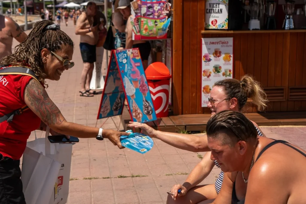 Repartint ventalls en el marc de la campanya (Ajuntament de Lloret de Mar)