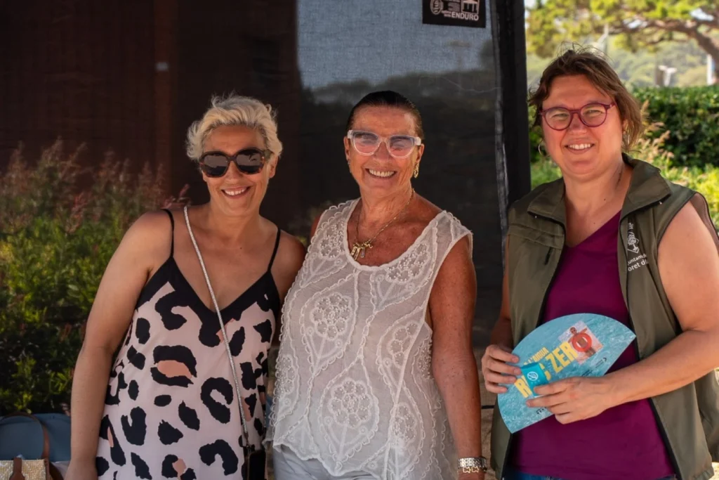 L'Associació Contra el Càncer de Lloret col·laborant amb la campanya (Ajuntament de Lloret de Mar)