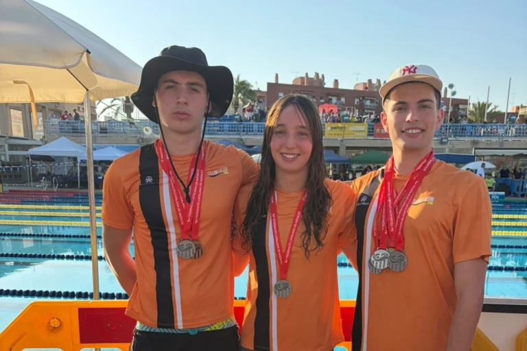 Els medallistes Xhoel Abazi, Maria Gallart i Joel Arredondo (Club Natació Lloret)