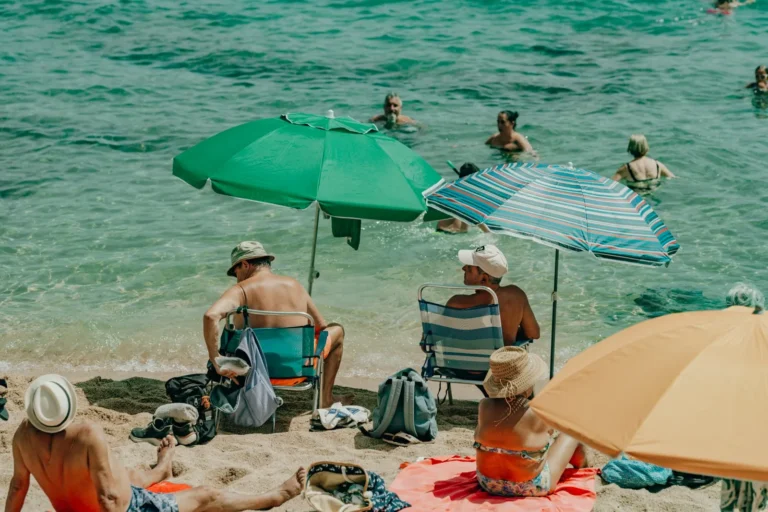 Banyistes refrescant-se a la platja de Lloret