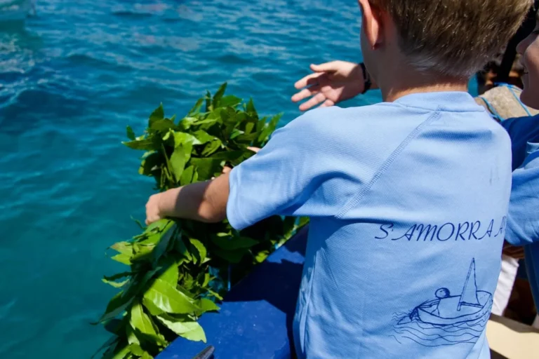 L'ofrena floral de Sant Elm en record a les persones que han perdut la vida a la mar