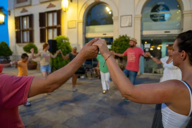 La plaça de la Vila acull una nova nit de sardanes amb audició de La Principal de La Bisbal