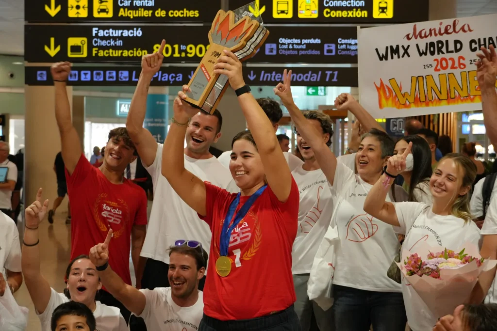 La pilot lloretenca aixecant la copa (Carlota Solana)