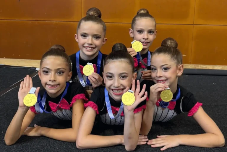 El benjamí de l'Escola de Gimnàstica Rítmica de Lloret, amb les medalles de primeres classificades.