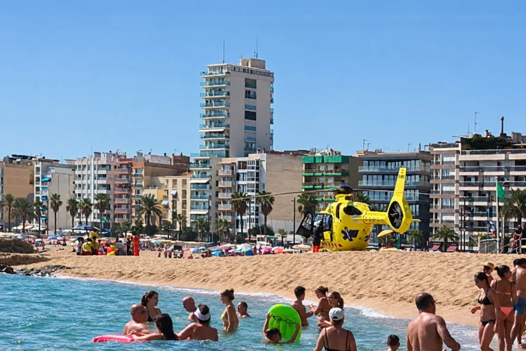 Helicòpter medicalitzat a la platja de Lloret de Mar durant l’operatiu d’emergència per atendre un home de 78 anys que va morir mentre es banyava.
