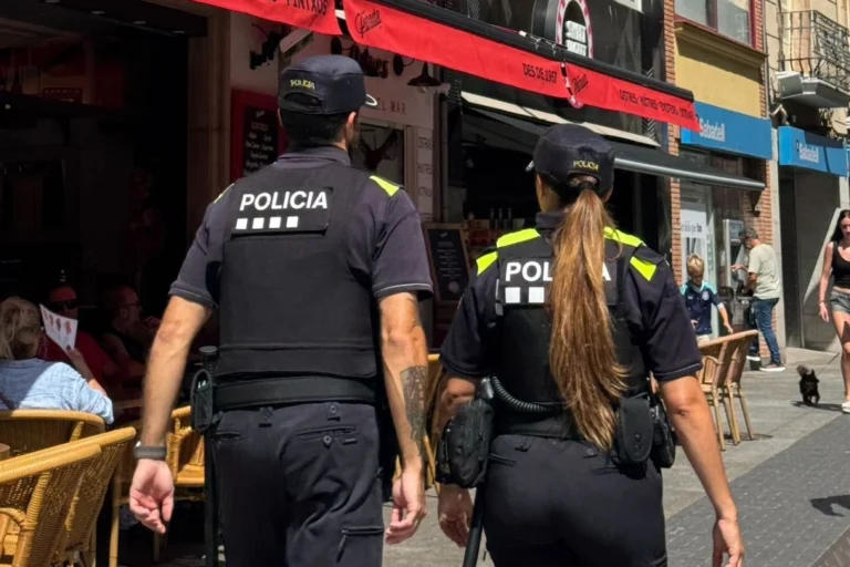 Agents de la Policia Local patrullant pel municipi (Ajuntament de Lloret de Mar)