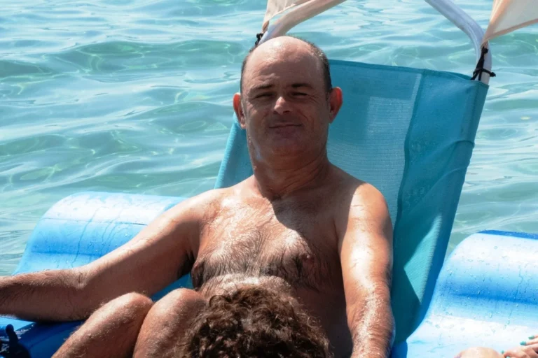 Un dels banyistes gaudint del bany adaptat (Ajuntament de Lloret de Mar)