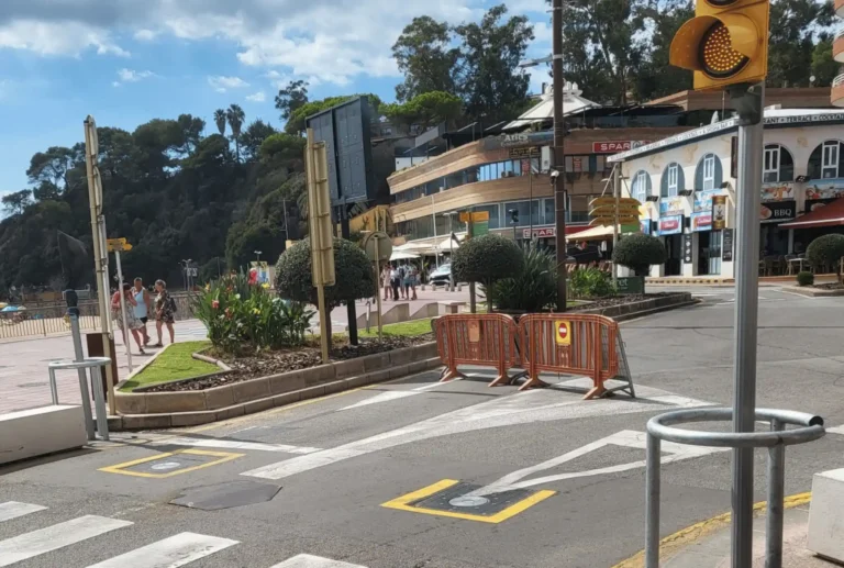 Les tanques de plàstic que van barrar el pas durant la Setmana de la Mobilitat al passeig Marítim.