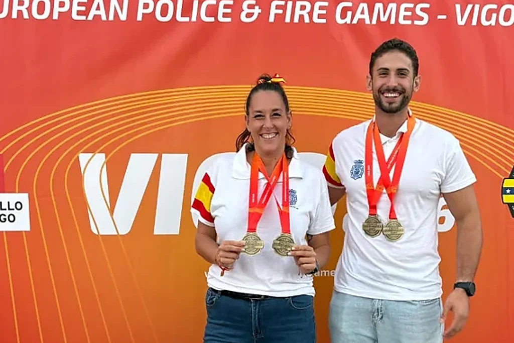 L'Eva i en Roberto amb les medalles