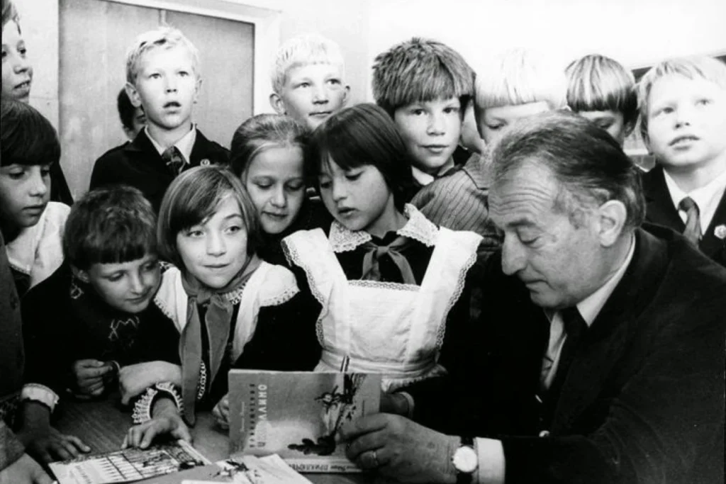 Gianni Rodari envoltat d'infants