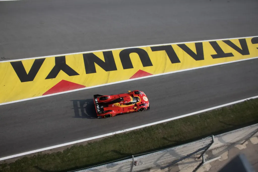 El Ferrari 50 passant per la recta del Circuit Barcelona–Catalunya