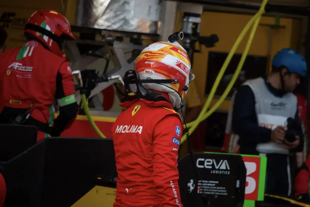 Miguel Molina, al box de Ferrari durant la cursa