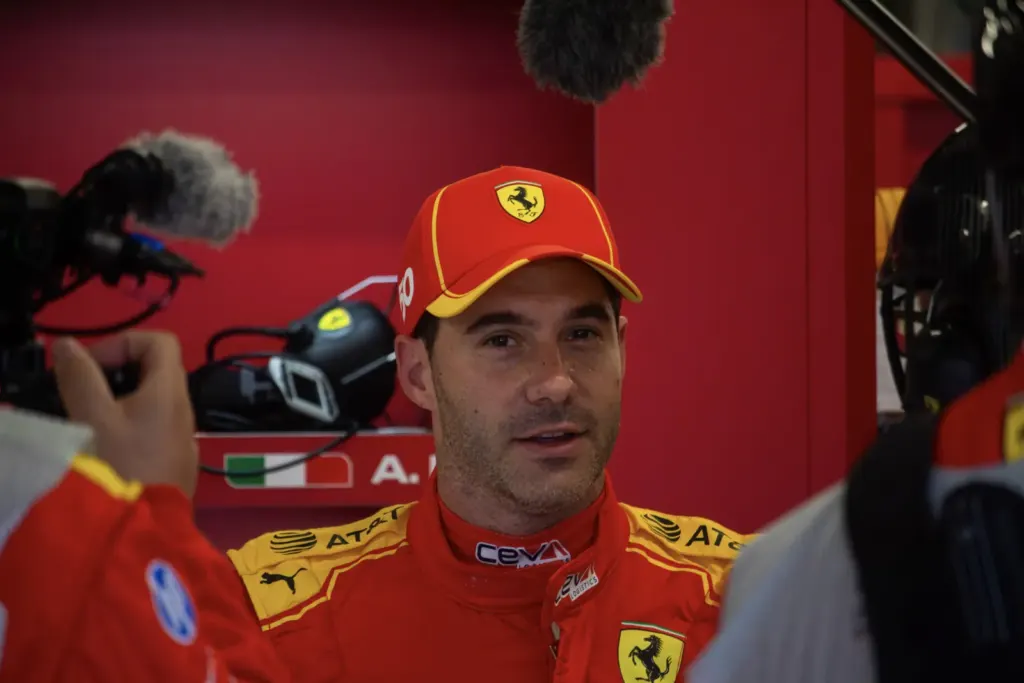 Un dels pilots del Ferrari 50 atén els mitjans al box