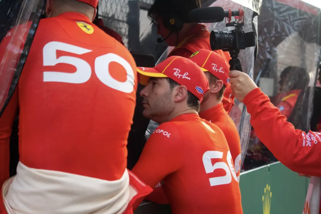 Els pilots del Ferrari 50, atenent els mitjans de comunicació