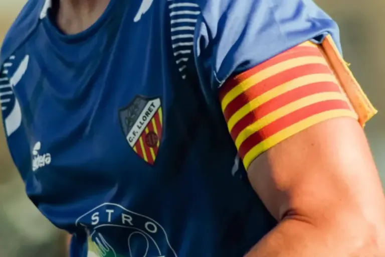 El braçalet de capità al Club de Futbol Lloret (Hi.Vertigo)
