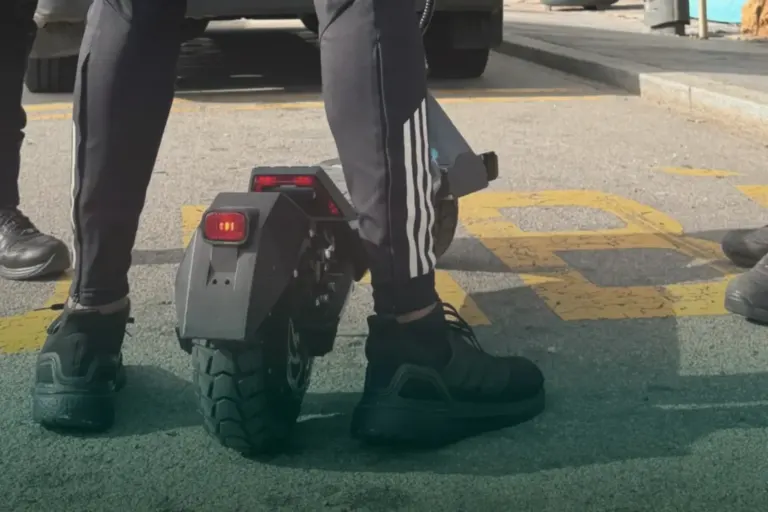 Un noi que circulava amb patinet, aturat (Ajuntament de Lloret de Mar)