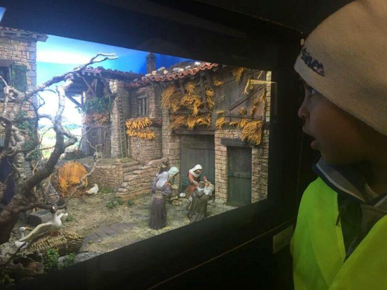 Els alumnes del Pere Torrent visiten l’exposició de diorames a la capella dels Sants Metges