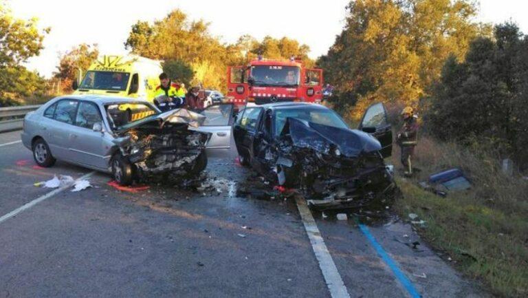 Tres ferits greus en un xoc frontal entre dos cotxes a la C-63 a Lloret