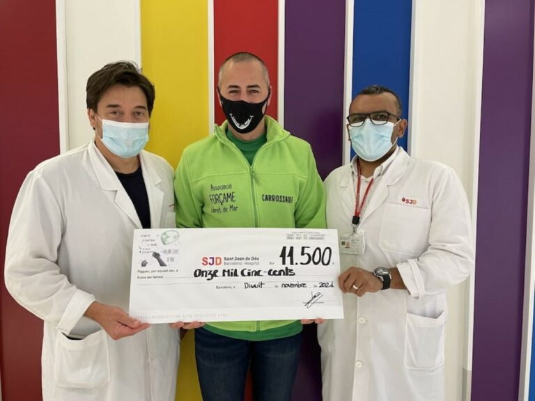 Pipo Molina fent entrega del xec (Hospital Sant Joan de Déu)